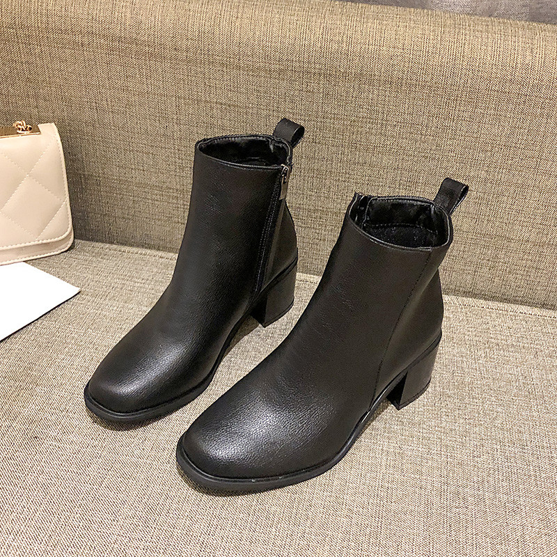 Sima modell női csizma eko bőrből, sarokkal fekete színben