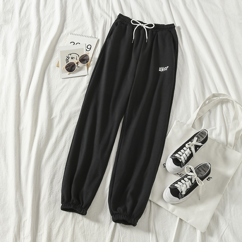 Női sport- és alkalmi nadrág fekete-fehér színben