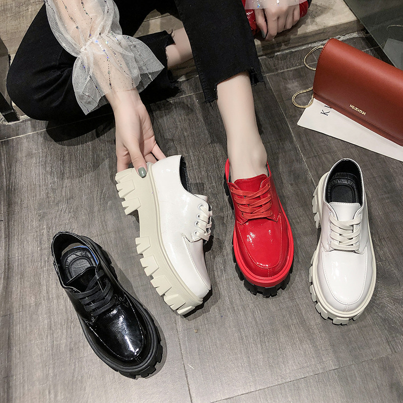 Ежедневни дамски обувки с груба подметка в черен, червен и бял цвят
