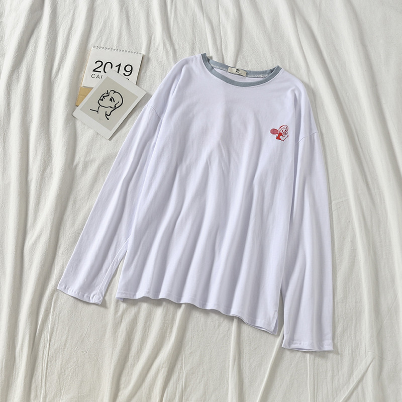 Bluză lată de damă cu aplicație în alb și albastru