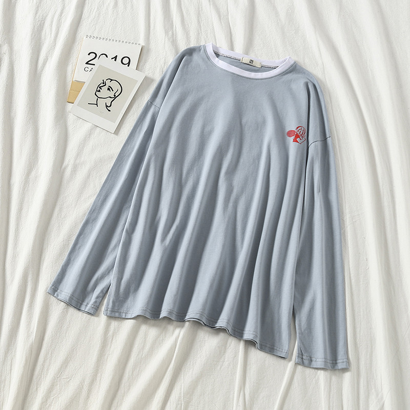 Bluză lată de damă cu aplicație în alb și albastru