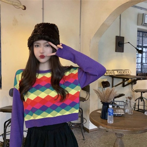 Σύντομο γυναικείο πλεκτό πουλόβερ με χρωματιστό τύπωμα