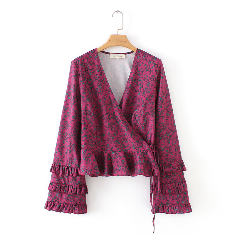 Bluză de damă modernă cu motiv floral și decolteu spitz