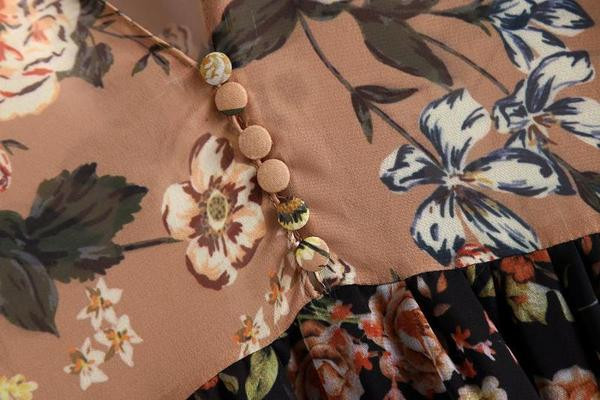 Μοντέρνο γυναικείο φόρεμα  με λαιμόκοψη και floral μοτίβο