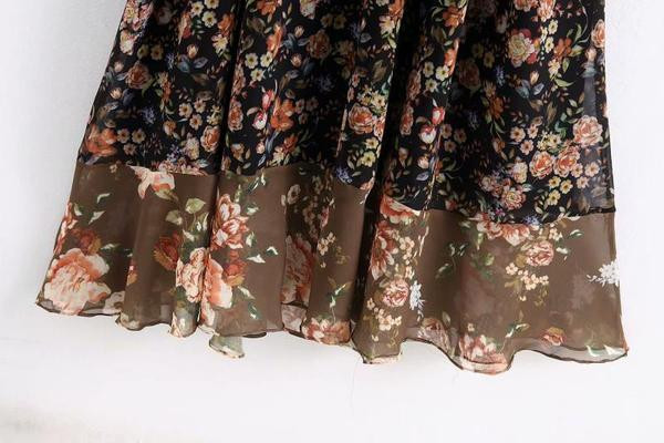 Μοντέρνο γυναικείο φόρεμα  με λαιμόκοψη και floral μοτίβο