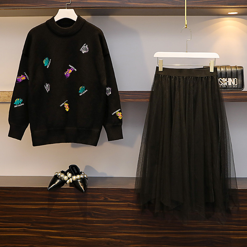 Set modern de dama care include un pulover cu aplicatii si o fusta cu tul