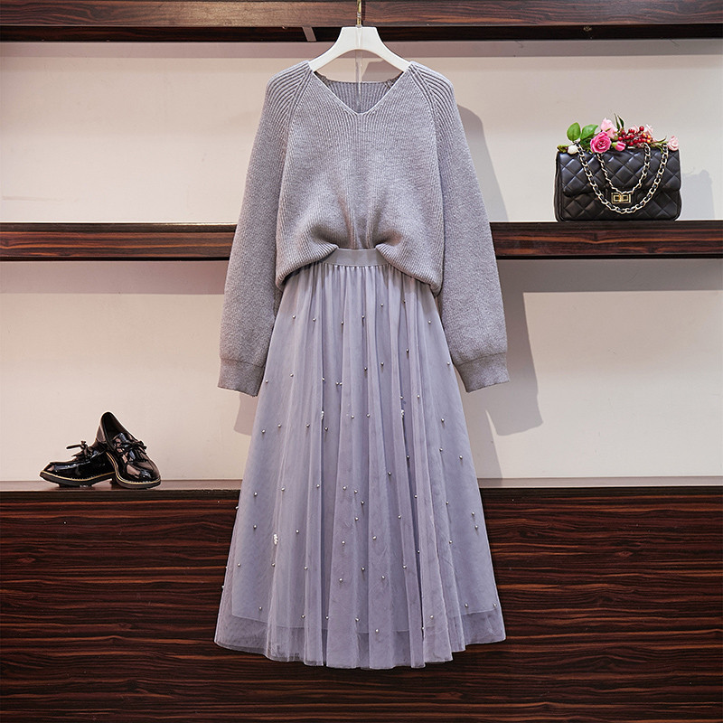 Set modern de dama care include pulover si fusta cu tul si perle