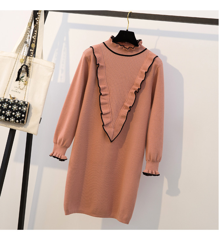 Új modellű női ruha alacsony gallérral rózsaszín, fekete és kék színekben