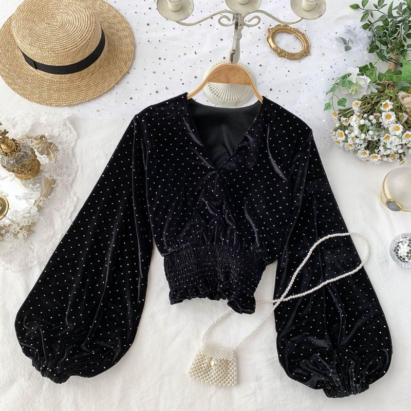 Női pöttyös blúz spitz nyakkivágással