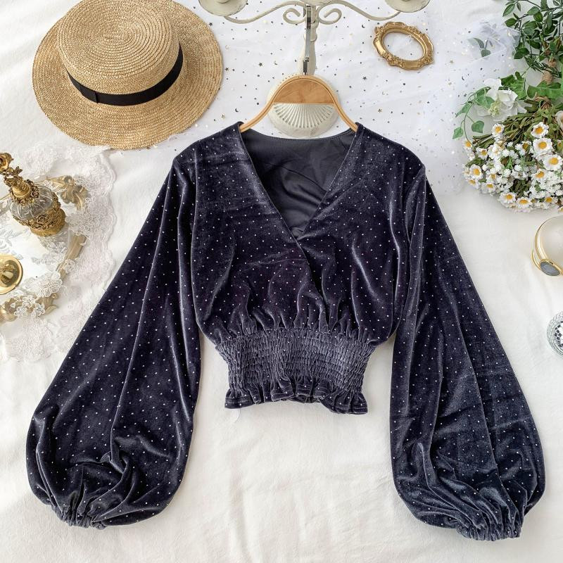 Női pöttyös blúz spitz nyakkivágással