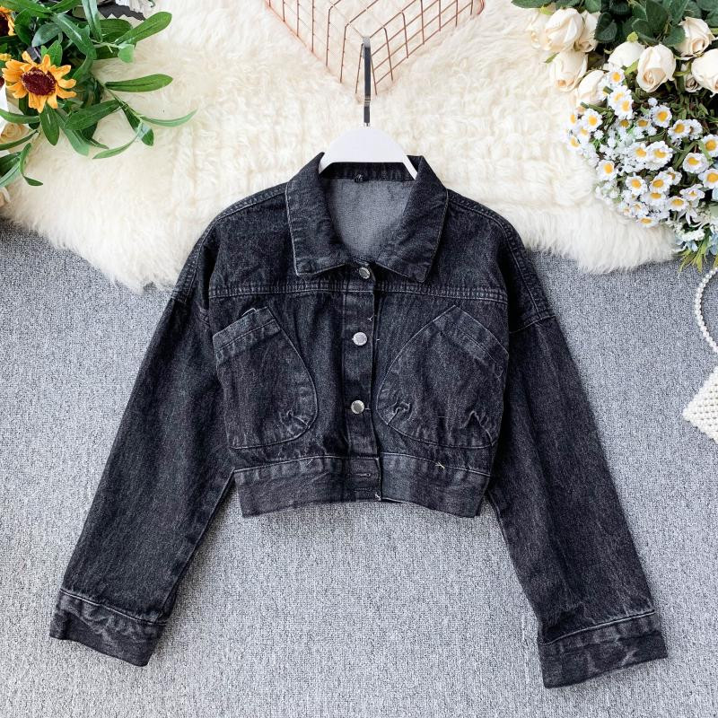 Rövid női farmerdzseki kék és fekete gombokkal