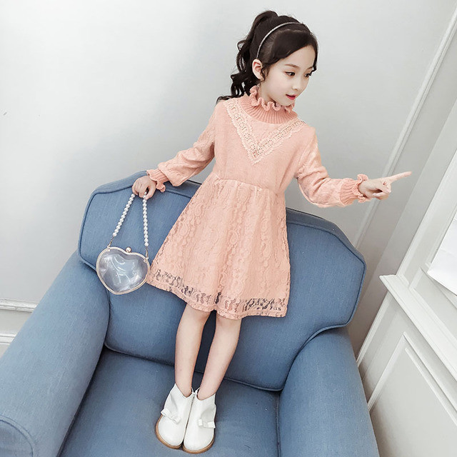 Модерна детска рокля в два цвята с дълъг ръкав и дантела