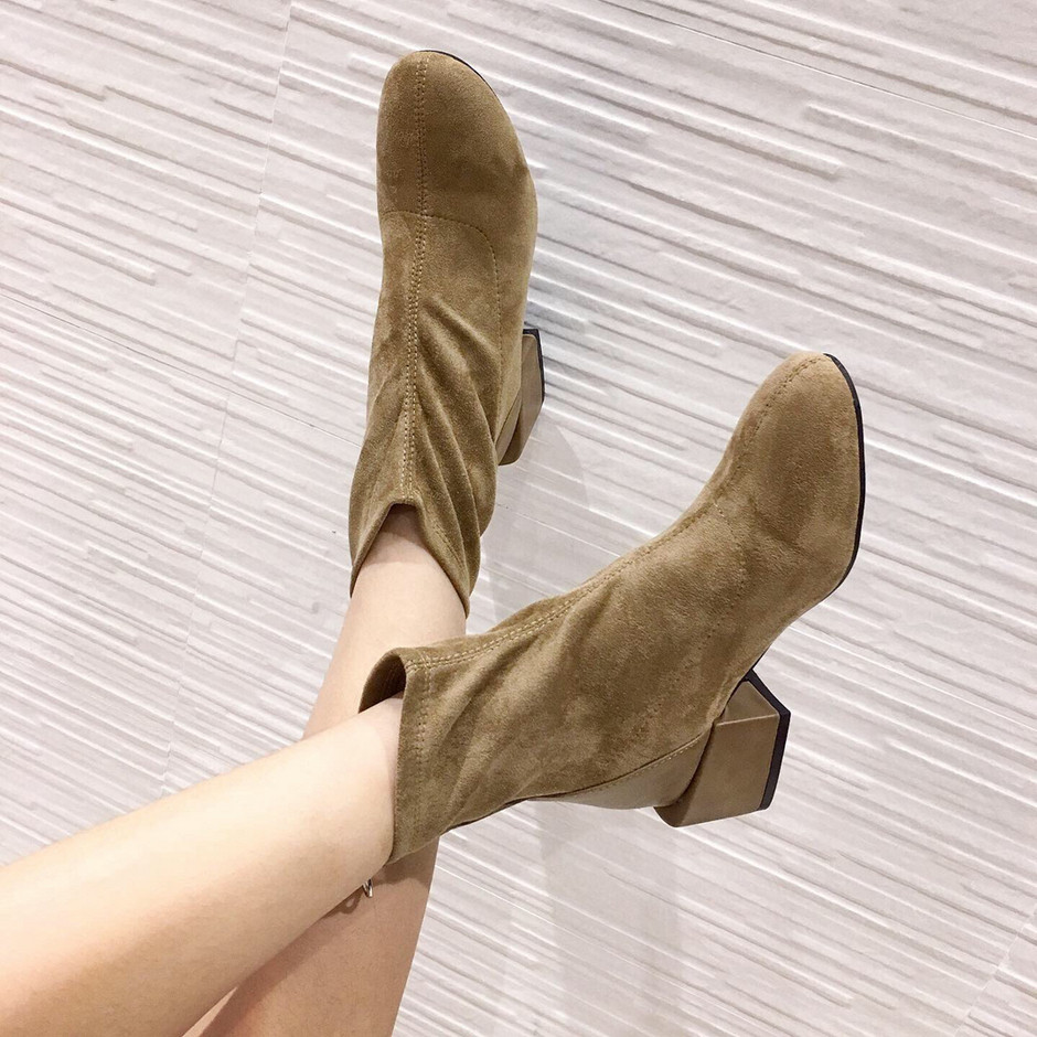 Öko velúrból készült női alkalmi csizma bézs és fekete színben