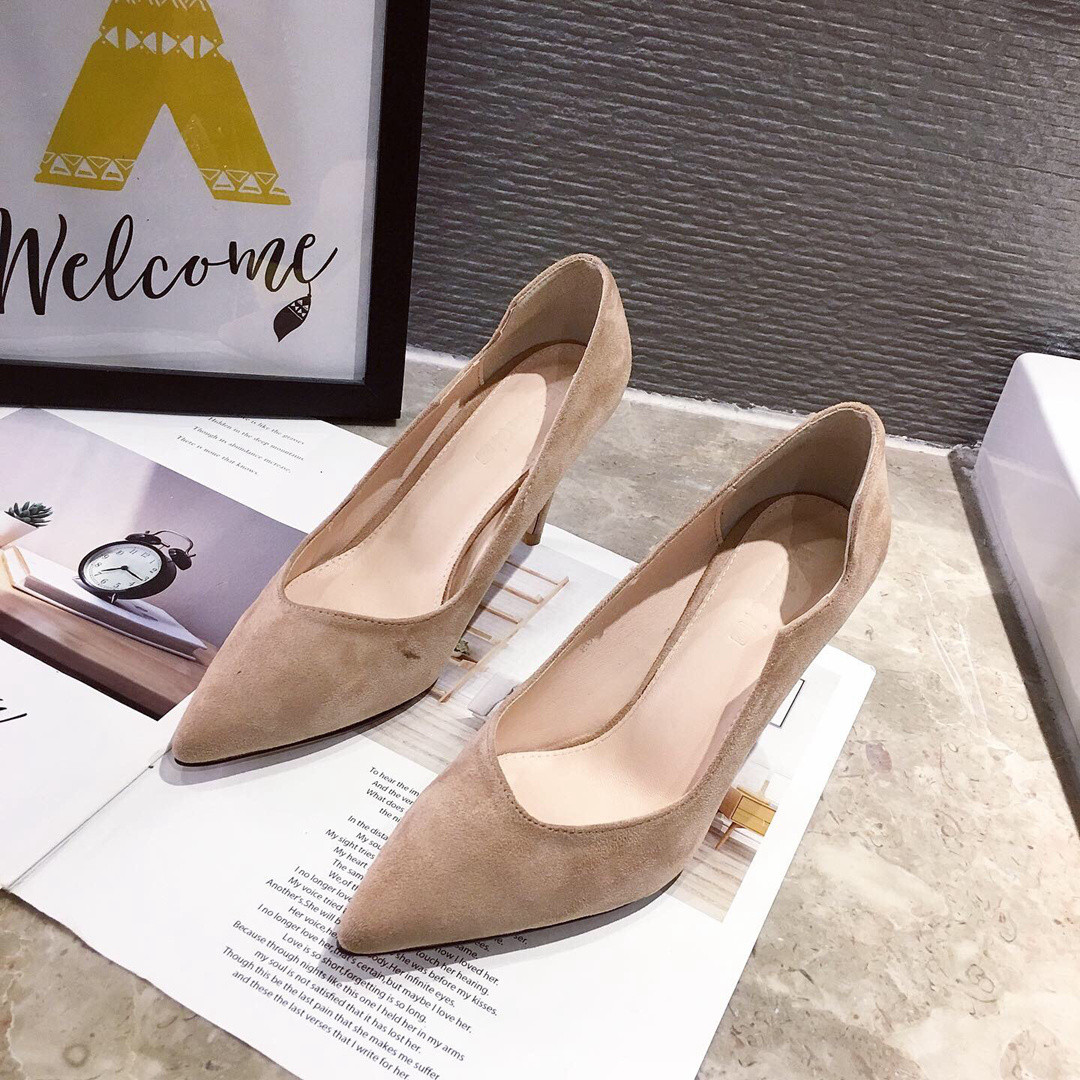 Öko velúrból készült női sarkú cipő bézs és fekete színben