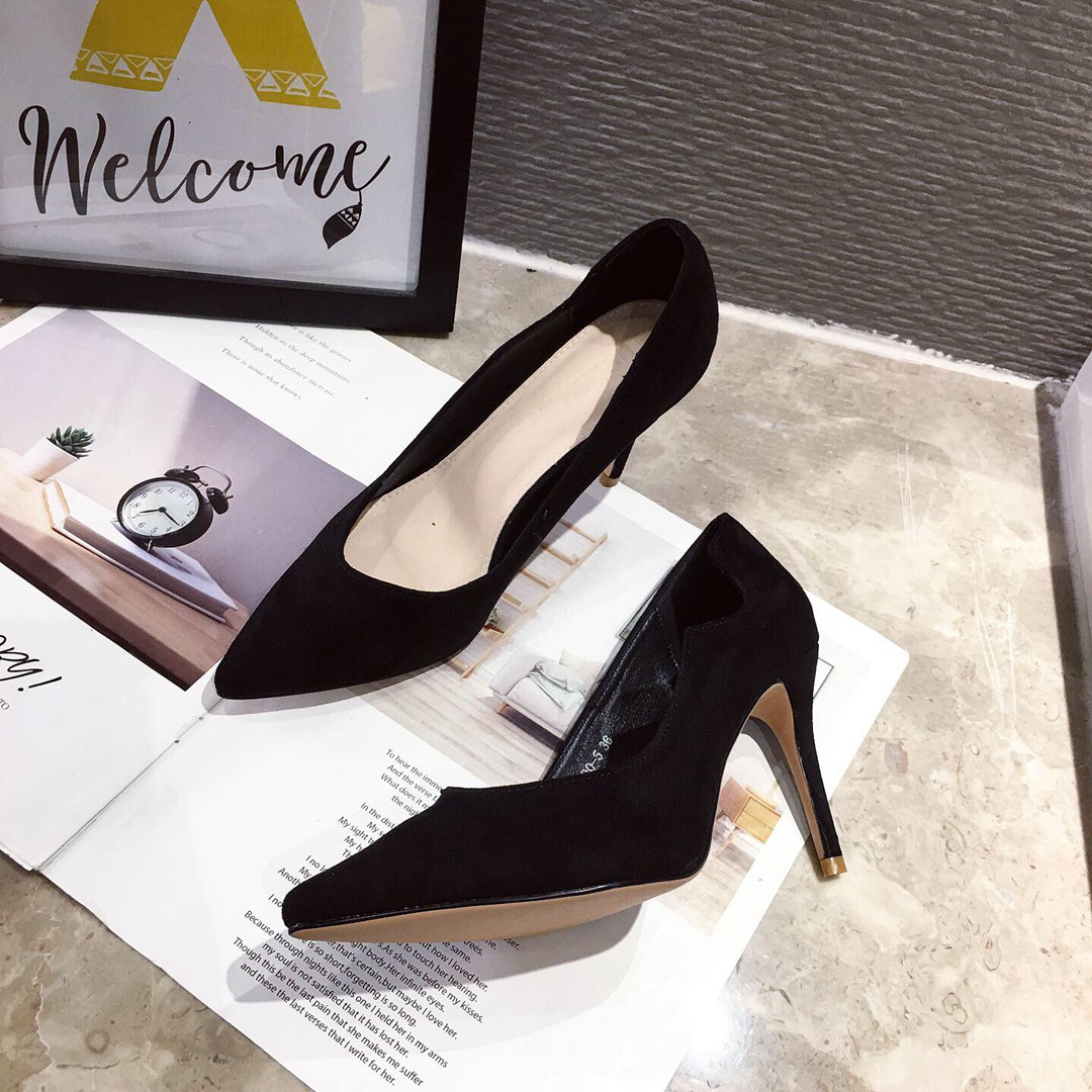 Öko velúrból készült női sarkú cipő bézs és fekete színben