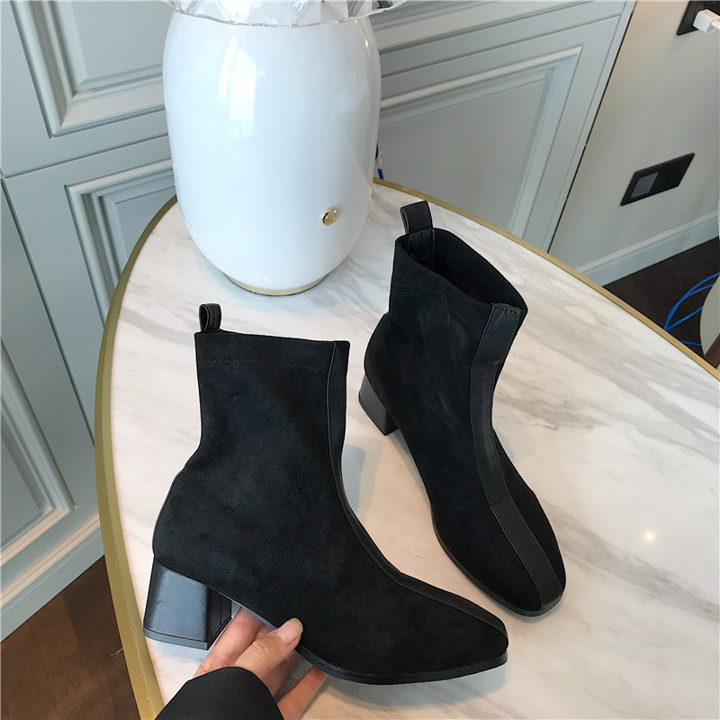 Öko velúrból készült női csizma vastag sarokkal, fekete és bézs színben