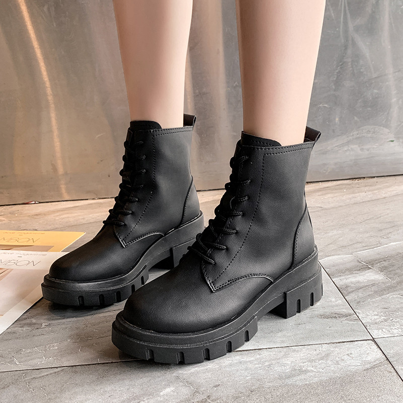 Durva talpú női csizma két színben