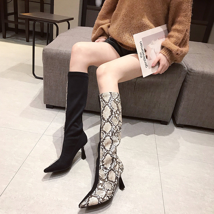Μοντέρνες γυναικείες μπότες με τακούνι και ζωικό μοτίβο