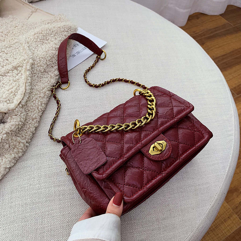 Geanta de dama moderna cu lant metalic in mai multe culori