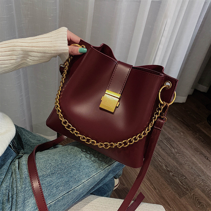 Γυναικεία δερματίνι τσάντα  με μεταλλική στερέωση