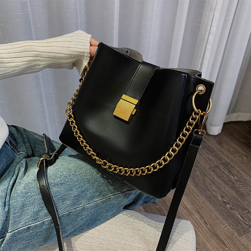 Γυναικεία δερματίνι τσάντα  με μεταλλική στερέωση