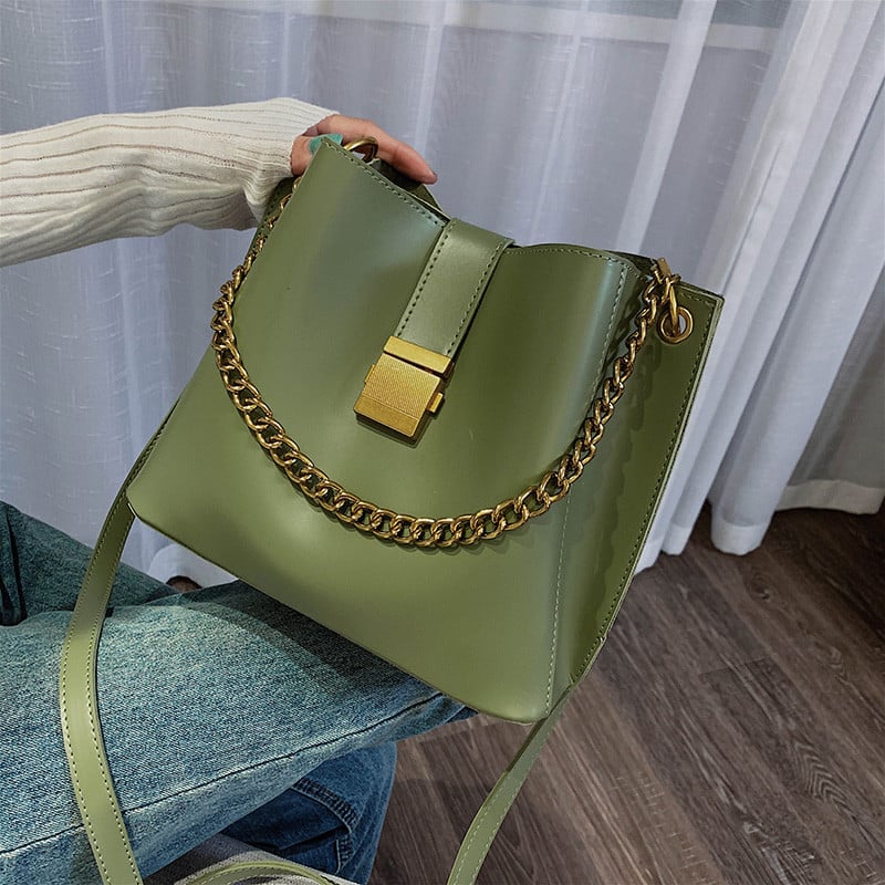 Γυναικεία δερματίνι τσάντα  με μεταλλική στερέωση