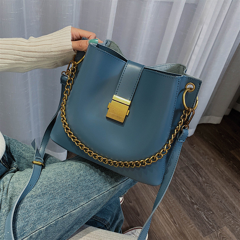 Γυναικεία δερματίνι τσάντα  με μεταλλική στερέωση