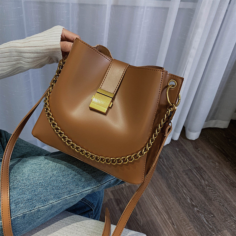 Γυναικεία δερματίνι τσάντα  με μεταλλική στερέωση