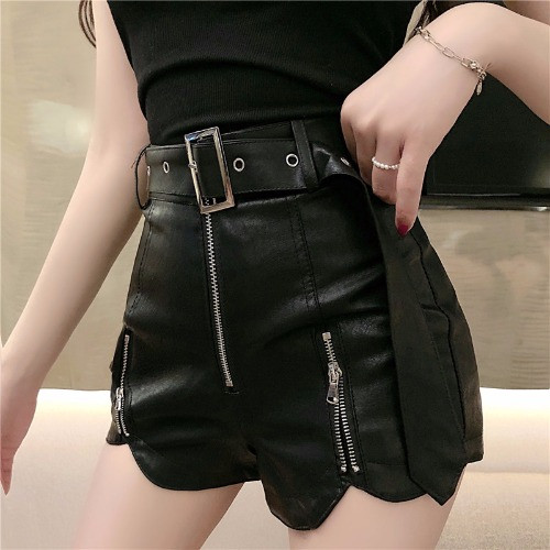 Női bőr rövidnadrág fekete színben