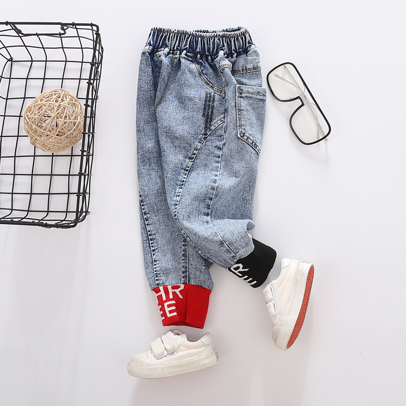 Μοντέρνα παιδικά τζιν σε μπλε και γκρι χρώμα με γράμματα για αγόρια