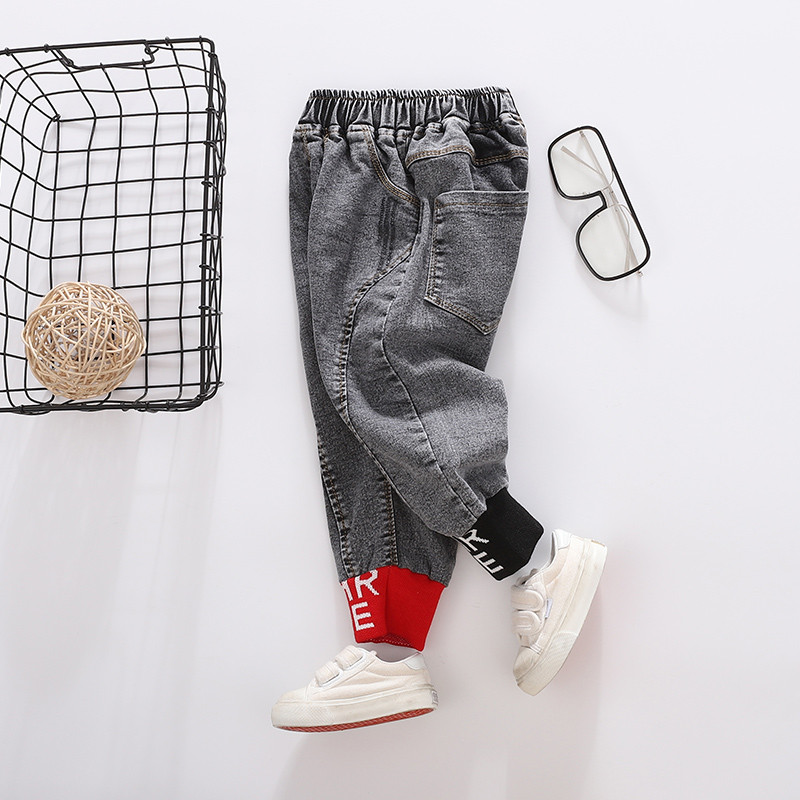 Μοντέρνα παιδικά τζιν σε μπλε και γκρι χρώμα με γράμματα για αγόρια