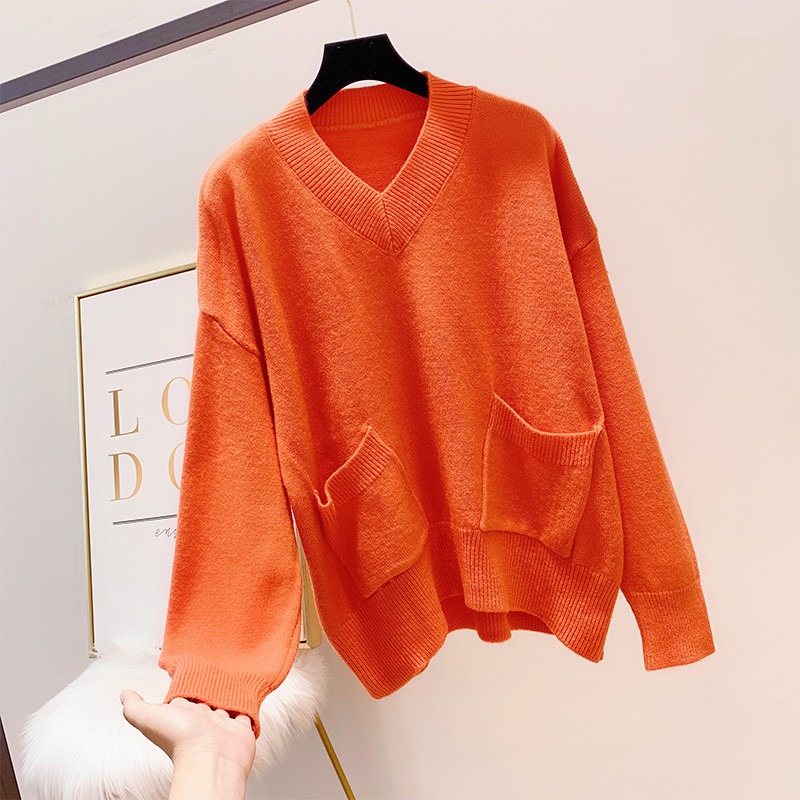 Női pulóver zsebbel és spitz nyakkivágással több színben