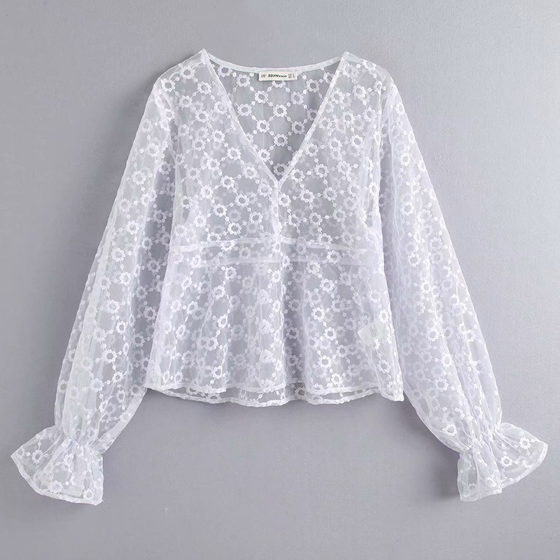 Bluză de damă din dantelă cu decolteu spitz în culoarea albă