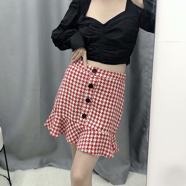 Fusta dama in carouri cu nasturi de culoare rosie