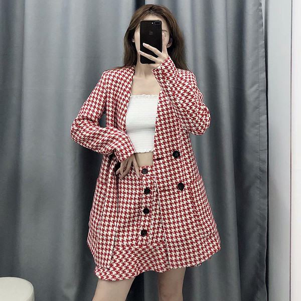 Fusta dama in carouri cu nasturi de culoare rosie