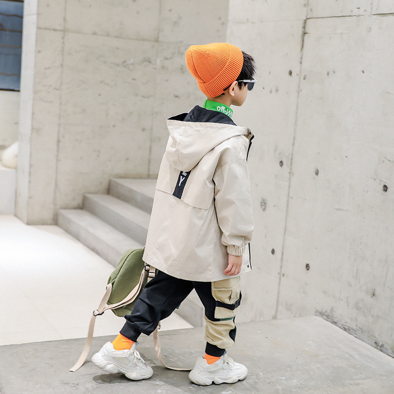 Modern, fehér és fekete gyerekkabát fiúknak