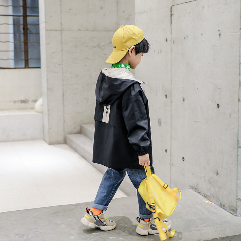 Modern, fehér és fekete gyerekkabát fiúknak