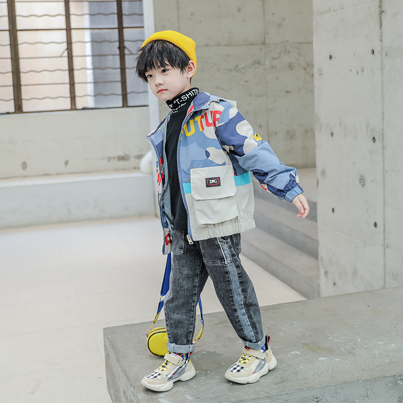 Gyerekkabát fiúknak szürke és kék színben, feliratokkal