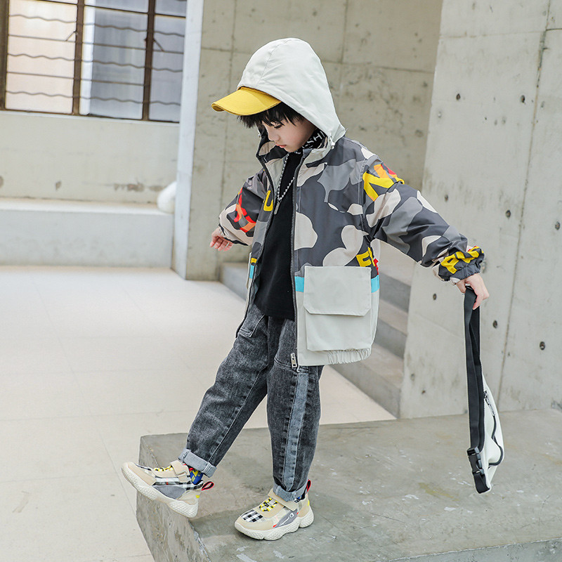 Gyerekkabát fiúknak szürke és kék színben, feliratokkal