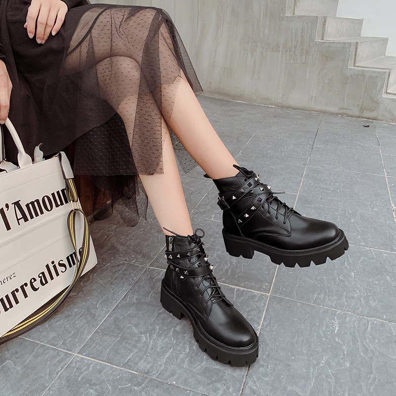 Μοντέρνες γυναικείες μπότες χειμωνιάτικες με κορδόνια και φερμουάρ σε μαύρο χρώμα