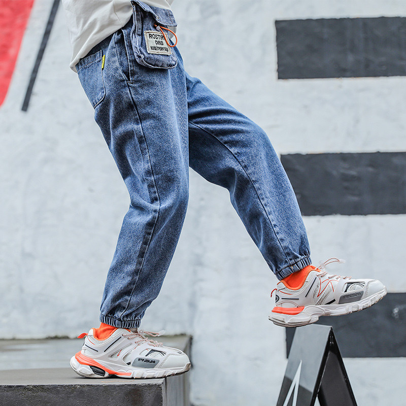 Modern, kék és fekete színű gyerekfarmer fiú zsebekkel