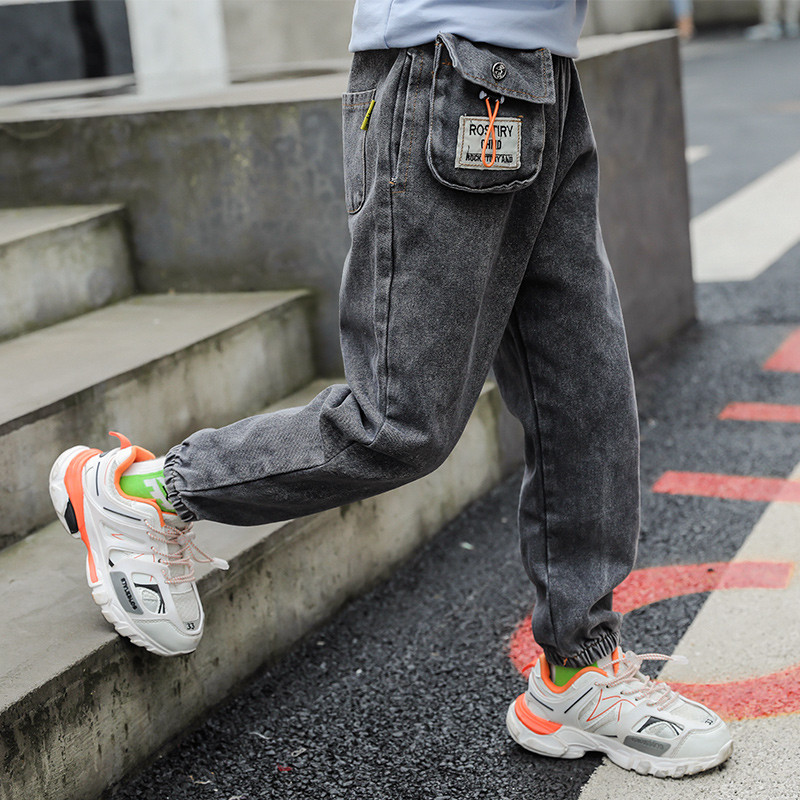 Modern, kék és fekete színű gyerekfarmer fiú zsebekkel