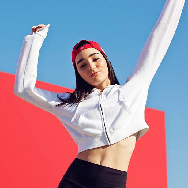 Hétköznapi női pulóver kapucnival, fehér színben