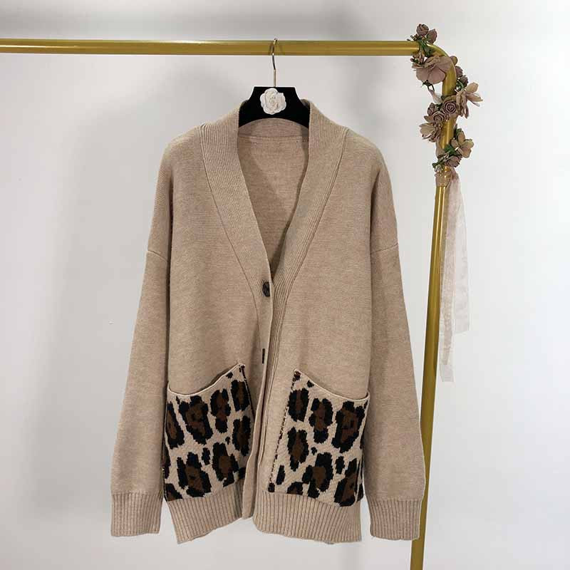 Hosszú női mellény állatmintás zsebekkel