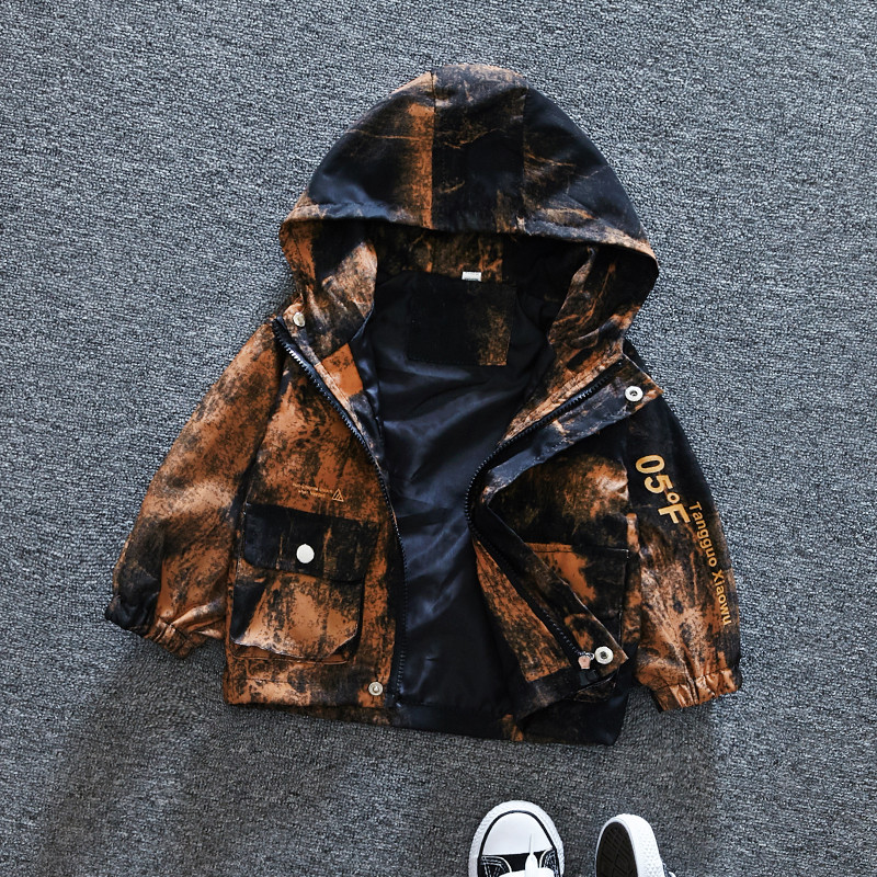 Modern gyerek kabát fiúknak két színben feliratokkal és zsebekkel