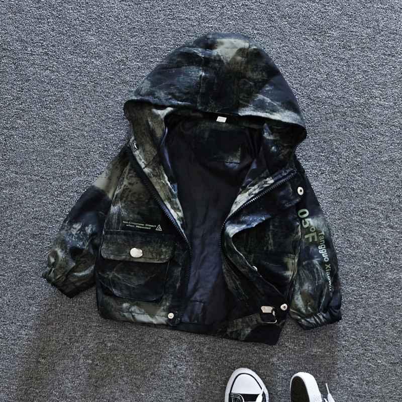 Modern gyerek kabát fiúknak két színben feliratokkal és zsebekkel