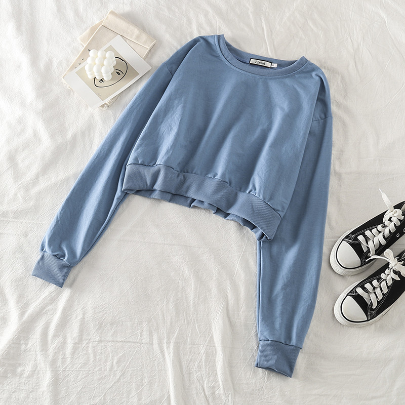 Bluză scurtă de damă cu inscripție în trei culori