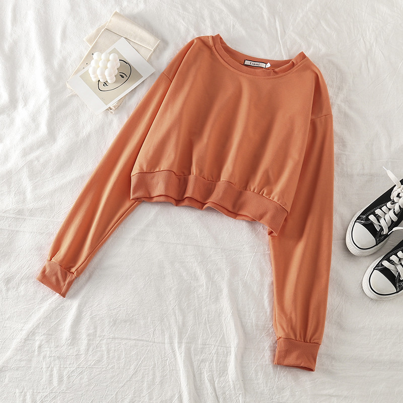 Bluză scurtă de damă cu inscripție în trei culori