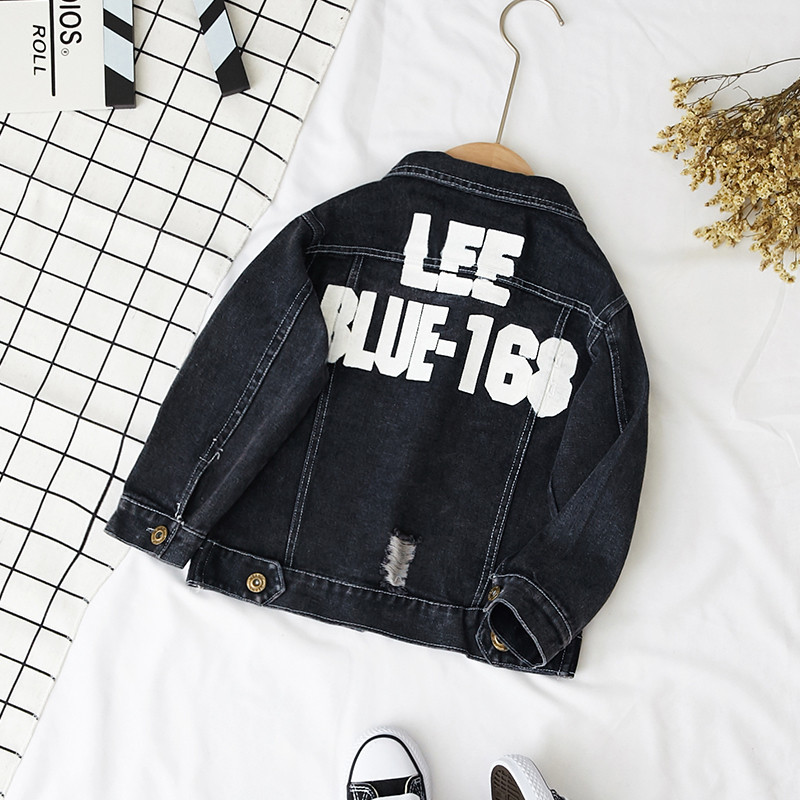 Gyermek farmerdzseki felirattal és gombokkal fiúknak