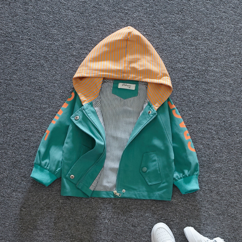 Modern gyerek fiúknak, két színben rátéttel és kapucnival